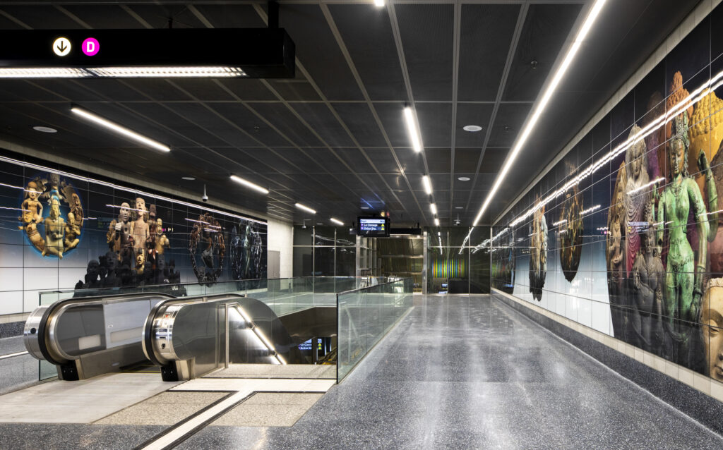 The mezzanine level at the new Wilshire/Fairfax Station.